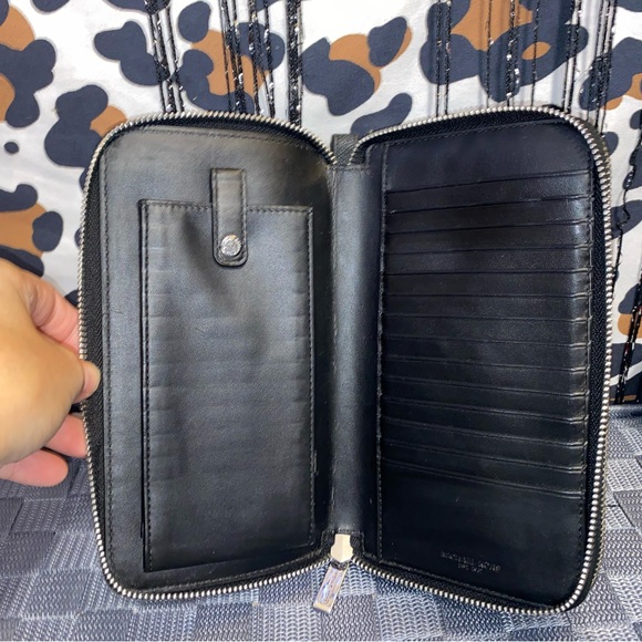 MICHAEL KORS SMARTPHONE WALLET - Picture 8 of 15